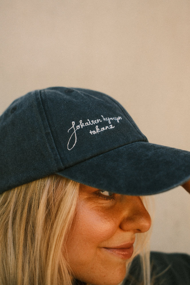 Jokaisen hymyn takana lippis - washed harmaa