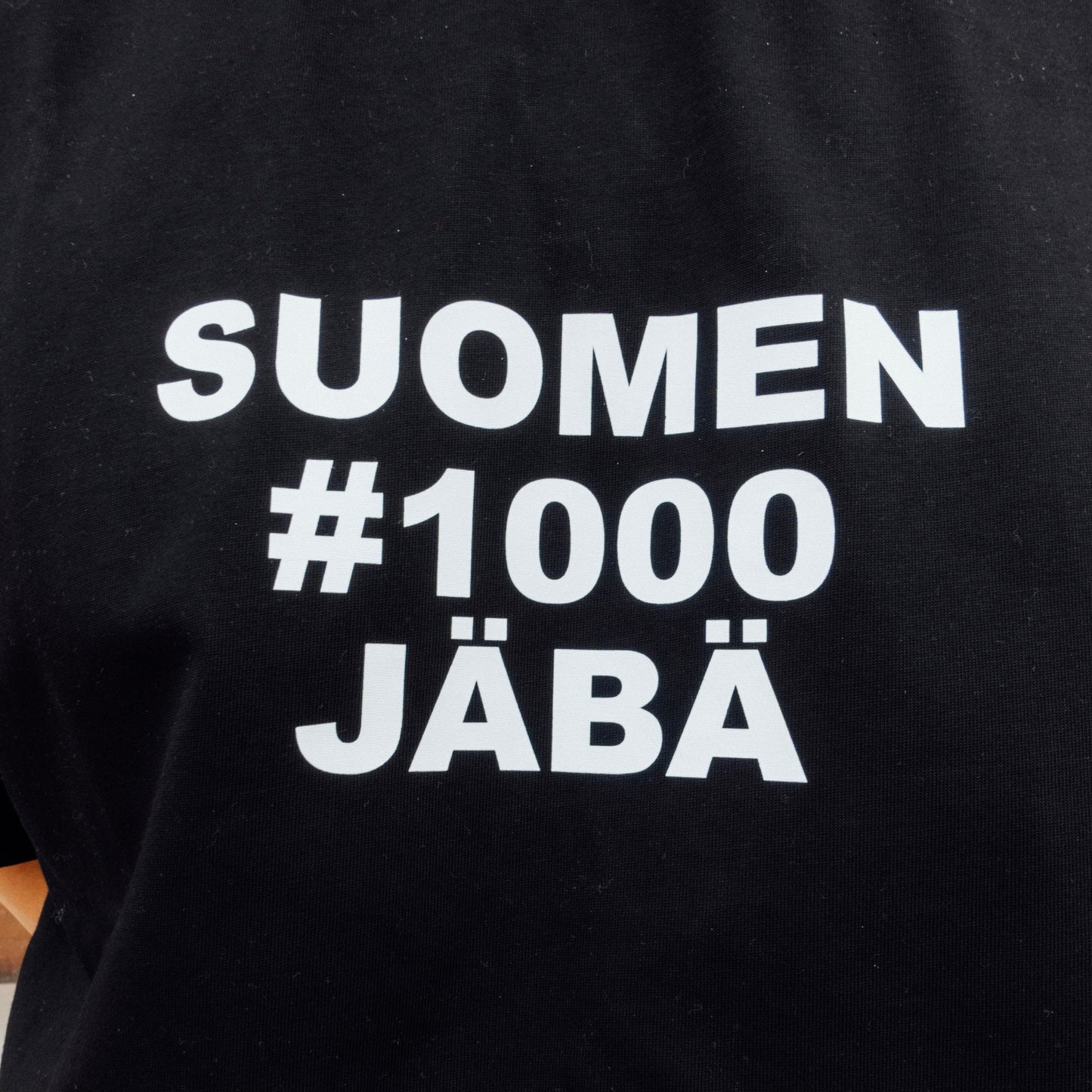 "SUOMEN #1000 JÄBÄ" t-paita - Musta
