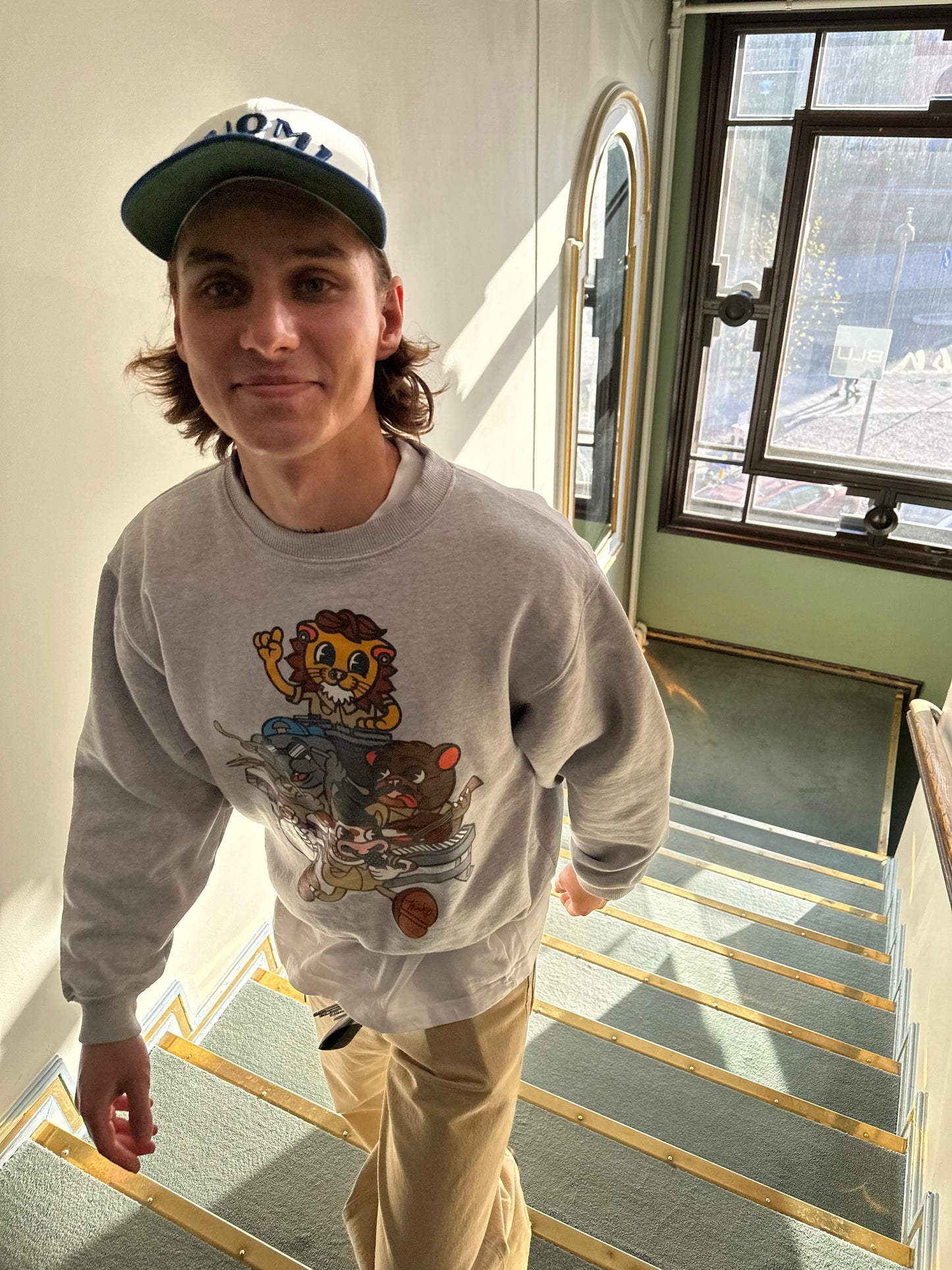 JAMBO BÄNDI COLLEGEPAITA - HARMAA